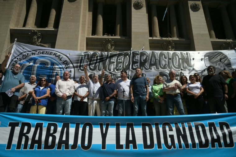 Des dirigeants de la Confédération générale du travail (CGT), des syndicats et des membres des tribunaux du travail lors d'un rassemblement devant le palais de justice de Buenos Aires pour soutenir une action en justice contre la réforme du travail du président argentin Javier Milei, le 2 mars 2026 ( AFP / Juan Mabromata )