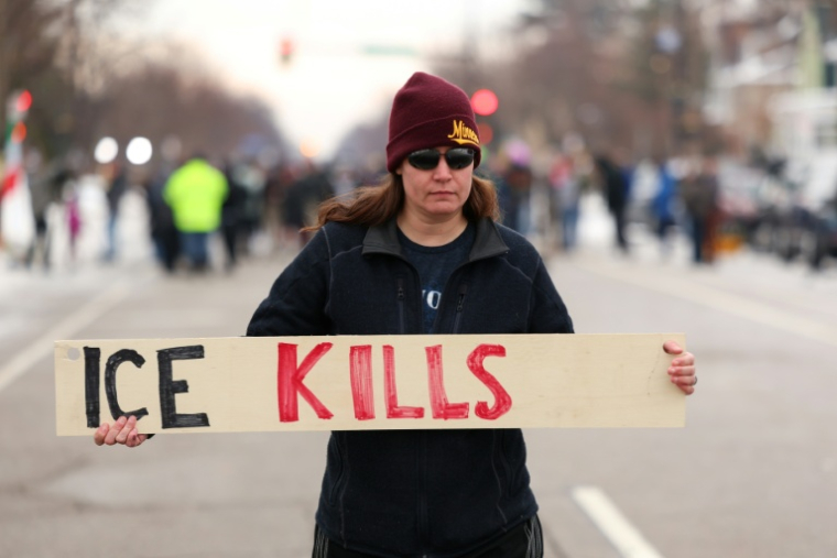 Une femme tient une pancarte "ICE kills" (Ice tue) en référence à la police de l'immigration, le 8 janvier 2026 à Minneapolis, aux Etats-Unis ( AFP / CHARLY TRIBALLEAU )