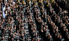 Des partisans chiites libanais du Hezbollah participent à une cérémonie au plus fort de l'Achoura, une période de 10 jours commémorant le meurtre au septième siècle du petit-fils du prophète Mahomet, l'imam Hussein, dans la banlieue sud de Beyrouth, le 6 juillet 2025 ( AFP / ANWAR AMRO )