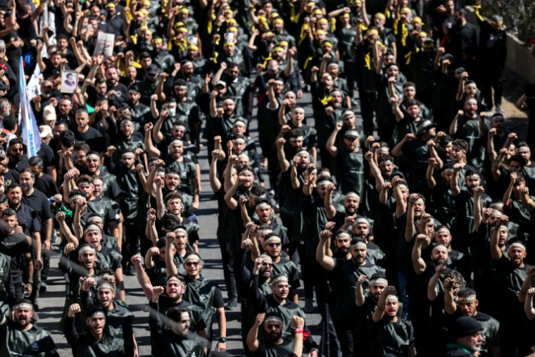 Des partisans chiites libanais du Hezbollah participent à une cérémonie au plus fort de l'Achoura, une période de 10 jours commémorant le meurtre au septième siècle du petit-fils du prophète Mahomet, l'imam Hussein, dans la banlieue sud de Beyrouth, le 6 juillet 2025 ( AFP / ANWAR AMRO )