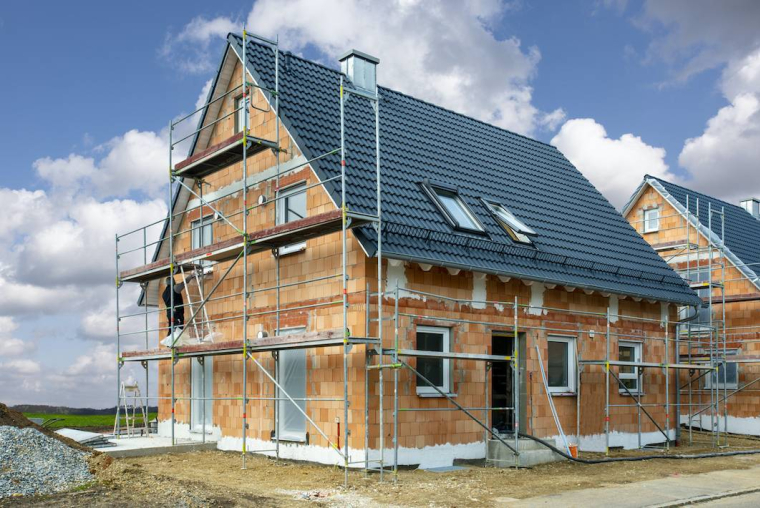 La chute historique des ventes de maisons neuveiStock-filmfoto