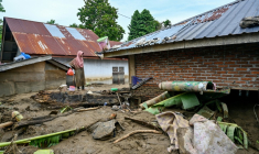 Une femme observe sa maison inondée à la suite de crues soudaines à Meureudu, dans la province d’Aceh, en Indonésie, le 28 novembre 2025 ( AFP / CHAIDEER MAHYUDDIN )