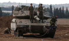 Des soldats israéliens sur un char près de la frontière entre Israël et Gaza