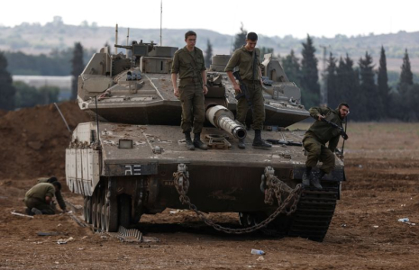 Des soldats israéliens sur un char près de la frontière entre Israël et Gaza