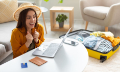 (Jeune femme ravie d'avoir trouvé une offre de voyage en last minute pour l'été -Crédits photo : Adobe Stock)