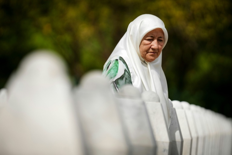 Fadila Efendic, dont le fils et le mari ont été tués par les forces dirigées par Mladic pendant le massacre de Srebrenica, au memorial de Potocari en Bosnie, le 28 août 2026 ( AFP / Nidal Saljic )
