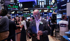 Un trader travaille sur le parquet de la Bourse de New York (NYSE) à New York