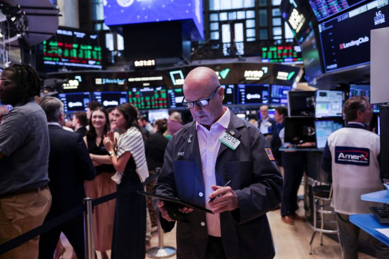 Un trader travaille sur le parquet de la Bourse de New York (NYSE) à New York