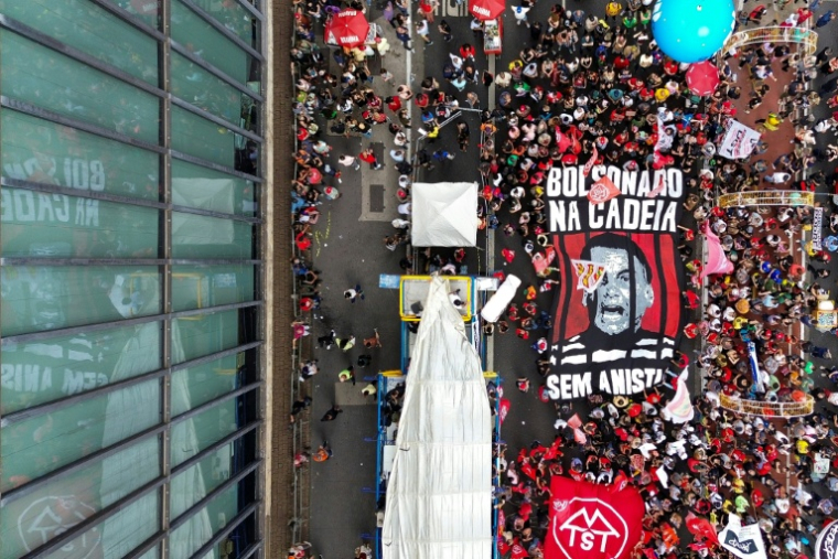 Manifestation contre la réduction de la peine de prison de l'ex-président brésilien Jair Bolsonaro, le 14 décembre 2025 à Sao Paulo ( AFP / Miguel SCHINCARIOL )