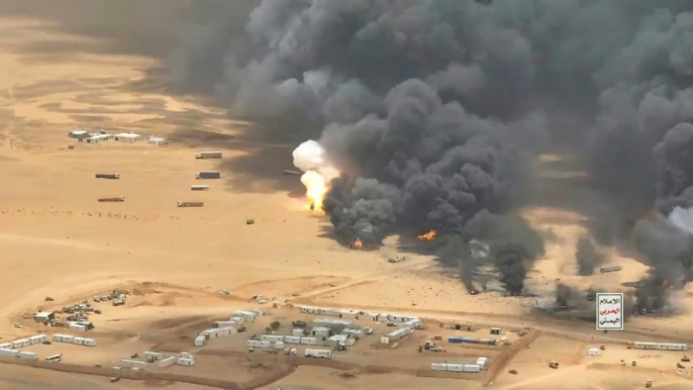 Image diffusée le 7 septembre 2026 par les Houthis montrant une frappe de missile balistique contre des camions transportant du matériel militaire depuis l'Arabie saoudite vers le camp militaire d'Al-Wadiah, dans la province de Hadramaout, au Yémen ( ANSARULLAH MEDIA CENTRE / - )