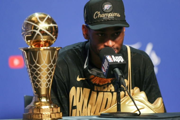 Le meneur du Thunder d'Oklahoma City Shai Gilgeous-Alexander avec le trophée de champion NBA, en conférence de presse le 22 juin 2025 à Oklahoma City ( GETTY IMAGES NORTH AMERICA / Justin Ford )