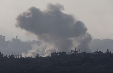 De la fumée s'élève dans le nord de la bande de Gaza à la suite d'une frappe aérienne israélienne