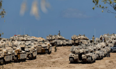 Soldats israéliens, chars et véhicules blindés de transport de troupes près de la frontière entre Israël et la bande de Gaza