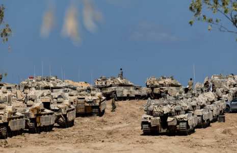 Soldats israéliens, chars et véhicules blindés de transport de troupes près de la frontière entre Israël et la bande de Gaza