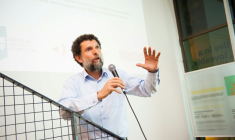 Photo non datée, diffusée le 15 octobre 2021 par le Centre culturel Anadolu, montre le philanthrope turc Osman Kavala s'exprimant lors d'un événement à Istanbul ( Anadolu Culture Center  / Handout )