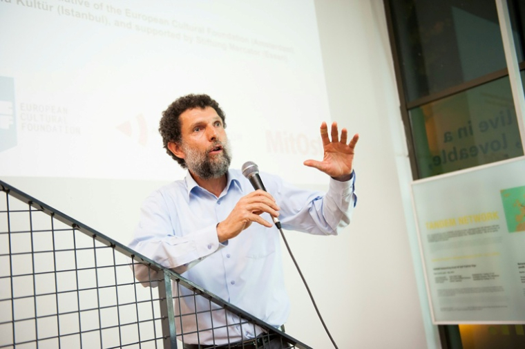 Photo non datée, diffusée le 15 octobre 2021 par le Centre culturel Anadolu, montre le philanthrope turc Osman Kavala s'exprimant lors d'un événement à Istanbul ( Anadolu Culture Center  / Handout )