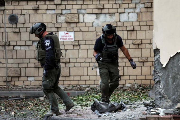 La police israélienne inspecte les dégâts à Ashkelon, en Israël