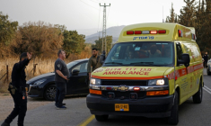Une ambulance arrive près du lieu d'une explosion à la périphérie de Yiftah, près de la frontière libanaise, dans le nord d'Israël, le 12 octobre 2026 ( AFP / Jalaa MAREY )