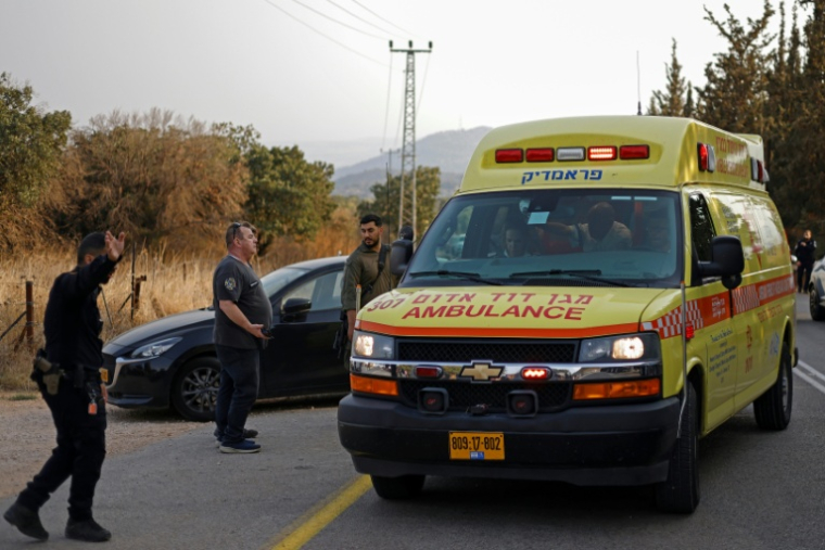 Une ambulance arrive près du lieu d'une explosion à la périphérie de Yiftah, près de la frontière libanaise, dans le nord d'Israël, le 12 octobre 2026 ( AFP / Jalaa MAREY )