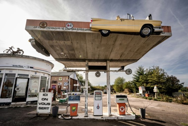 Une station-service à l'ancienne à   Molphey, en Côte-d'Or, le 21 septembre 2026 ( AFP / ARNAUD FINISTRE )