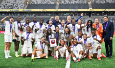 Les joueuses françaises fêtent leur médaille de bronze après avoir remporté la 3e place de la Ligue des nations aux dépens de la Suède, le 2 décembre 2025 à Stockholm ( TT NEWS AGENCY / Jonas EKSTROMER )