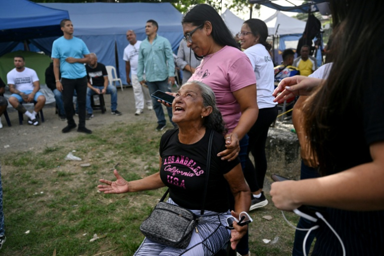 Des proches de prisonniers politiques se rassemblent devant la prison de Rodeo I, peu avant la libération de détenus à Guatire, au Venezuela, le 14 août 2026 ( AFP / Juan BARRETO )