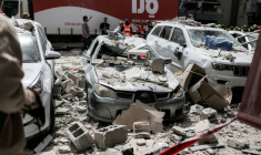 Des véhicules endommagés devant un bâtiment touché par une attaque iranienne à Ramat Gan, dans le centre d'Israël, le 6 avril 2026 ( AFP / Ilia YEFIMOVICH )