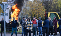 Des salariés de Novasco bloquent l'accès à l'usine d'Hagondange (Moselle) le 14 novembre 2025 ( AFP / Jean-Christophe VERHAEGEN )