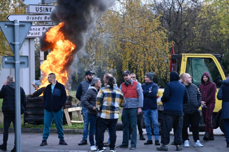 Des salariés de Novasco bloquent l'accès à l'usine d'Hagondange (Moselle) le 14 novembre 2025 ( AFP / Jean-Christophe VERHAEGEN )
