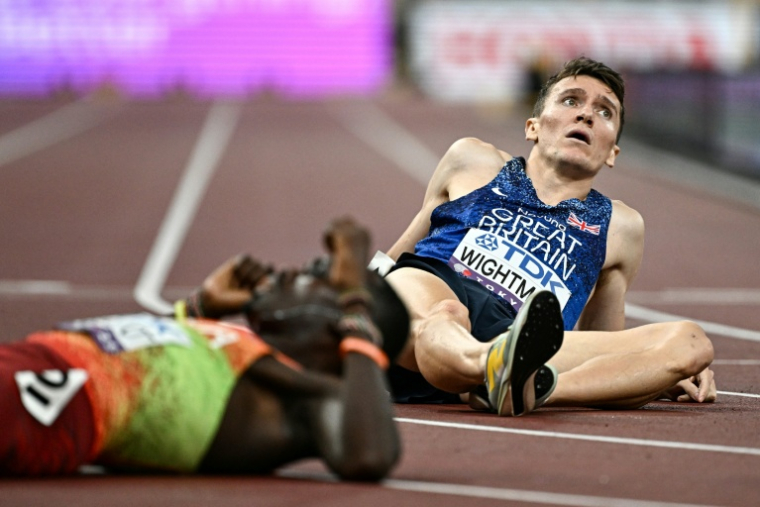 Le Britannique Jake Wightman (à droite) à l'arrivée de la finale du 1.500 m aux Mondiaux d'athlétisme, le 17 décembre 2025 à Tokyo ( AFP / Jewel SAMAD )
