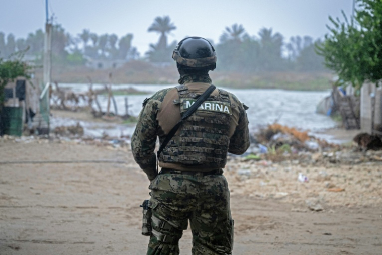 Un membre de la Marine mexicaine patrouille dans une zone inondée à Puerto San Carlos, au Mexique, où est attendu l'ouragan Polo, le 28 septembre 2026 ( AFP / Carl de Souza )