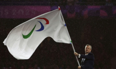 Le drapeau paralympique porté par le président du Comité international (IPC) Andrew Parsons, lors de la cérémonie des Jeux de Paris, le 8 septembre 2024 ( AFP / Thibaud Moritz )