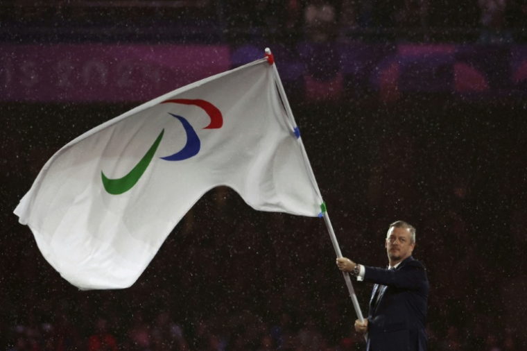 Le drapeau paralympique porté par le président du Comité international (IPC) Andrew Parsons, lors de la cérémonie des Jeux de Paris, le 8 septembre 2024 ( AFP / Thibaud Moritz )