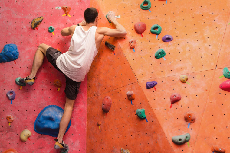 L’escalade de bloc est l’une des activités sportives les plus en vogue du moment. ( crédit photo : Shutterstock )