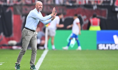 Le joli chèque récupéré par Eric ten Hag à Leverkusen