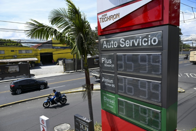 Les prix des carburants dans une station-service à Guatemala City, le 19 mars 2026 ( AFP / JOHAN ORDONEZ )