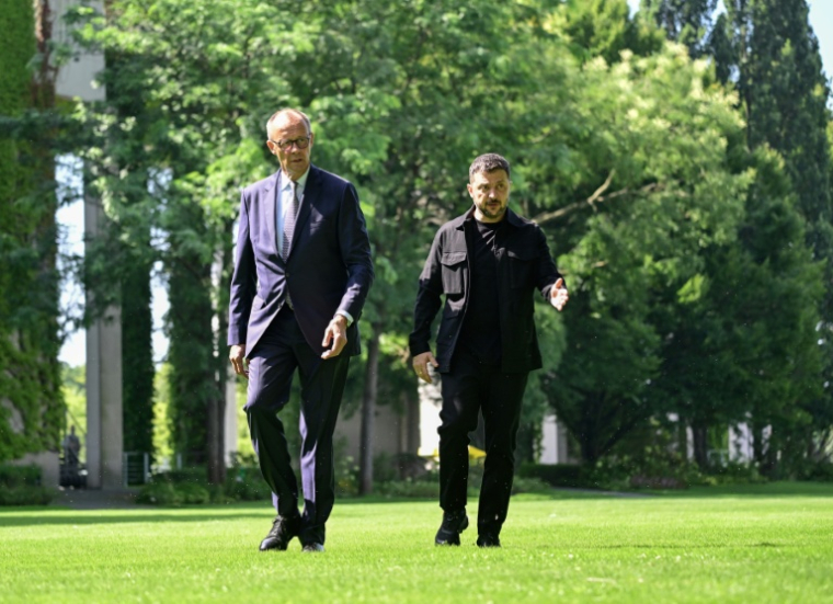 Le chancelier allemand Friedrich Merz (g) reçoit le président ukrainien Volodymyr Zelensky à Berlin, le 13 août 2025 ( POOL / John MACDOUGALL )