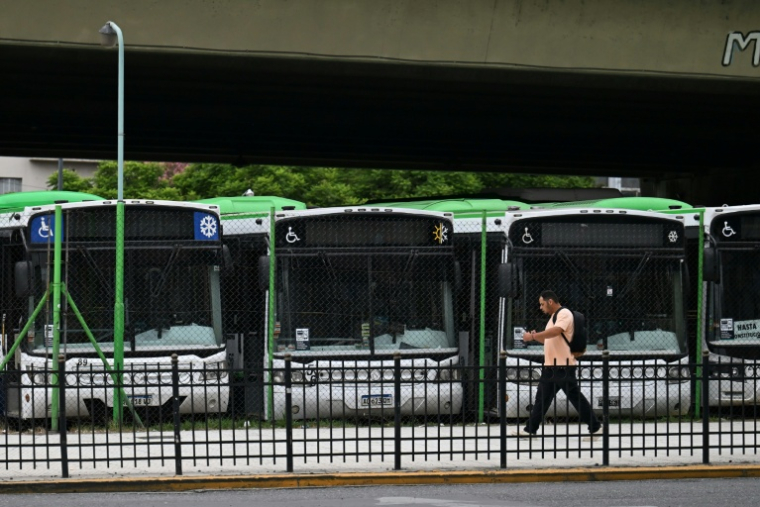 Des bus à l'arrêt lors d'une grève générale de 24 heures lancée par les syndicats contre la réforme du travail du président Javier Milei à Buenos Aires, le 19 février 2026 en Argentine ( AFP / Luis ROBAYO )