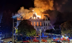 L'hôtel de ville de Limoges en flammes le 17 octobre 2026 ( AFP / Melaine PAYZAL )