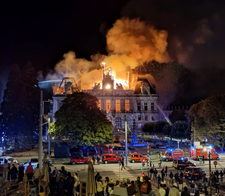 L'hôtel de ville de Limoges en flammes le 17 octobre 2026 ( AFP / Melaine PAYZAL )