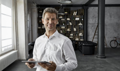 François, chef d’entreprise, voit le cash de sa PME s’accumuler: comment faire travailler cette trésorerie sans la laisser s’éroder entre inflation, fiscalité et choix patrimoniaux? ( crédit photo : Getty Images/Westend61 )