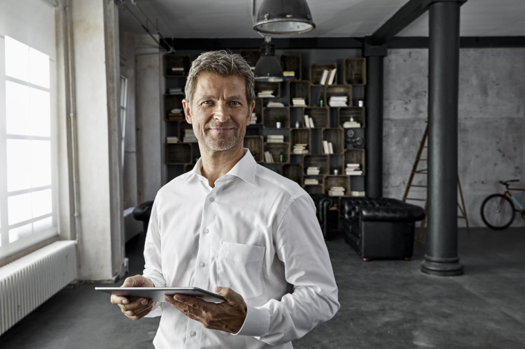 François, chef d’entreprise, voit le cash de sa PME s’accumuler: comment faire travailler cette trésorerie sans la laisser s’éroder entre inflation, fiscalité et choix patrimoniaux? ( crédit photo : Getty Images/Westend61 )