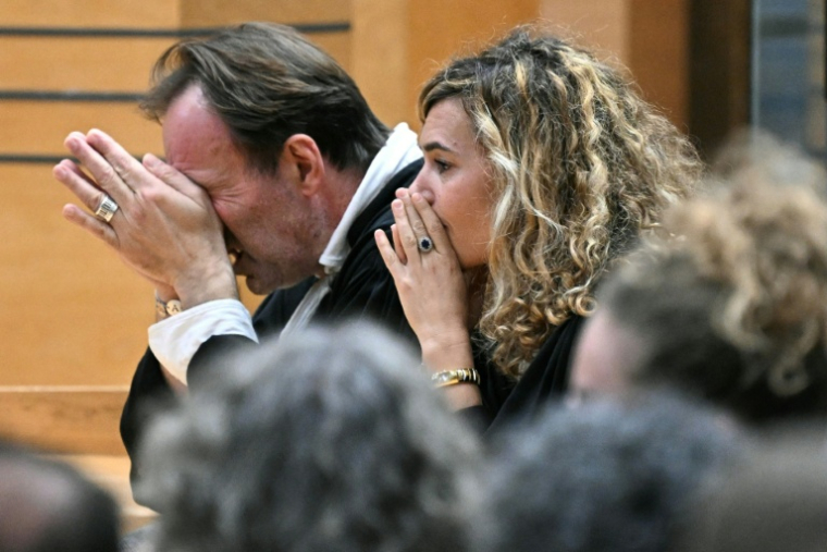 Alexandre Martin (g) et Emmanuelle Franck, les avocats de Cédric Jubillar, réagissent après le verdict du procès de leur client, condamné à 30 ans de prison pour le meurtre de sa femme Delphine, dans la salle d'audience du palais de justice du Tarn, le 17 octobre 2025 à Albi ( AFP / Lionel BONAVENTURE )