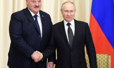 Vladimir Poutine serre la main d'Alexandre Loukachenko lors d'une réunion près de Moscou