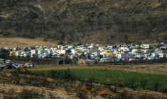 Le site d'une rave party dans un champ à Fontjoncouse, dans le département de l'Aude, le 30 août 2025 ( AFP / Idriss Bigou-Gilles )