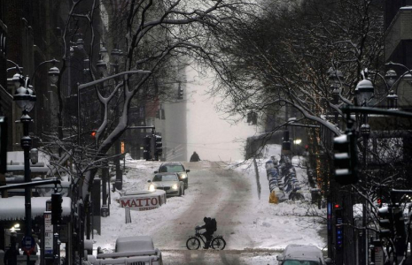 LE NORD-EST DES ETATS-UNIS BALAYÉ PAR UNE VIOLENTE TEMPÊTE DE NEIGE
