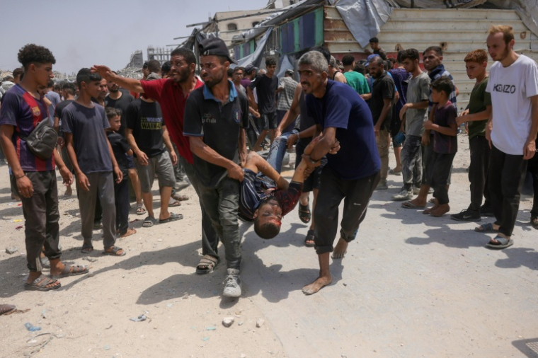 Une victime évacuée après des tirs à Jabalia, dans le nord de la bande de Gaza, le 13 août 2025  ( AFP / Bashar TALEB )