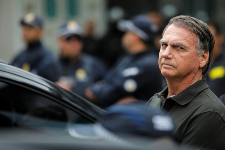 L'ancien président brésilien Jair Bolsonaro quitte l'hôpital DF Star de Brasilia le 14 septembre 2025 après y avoir été subi des interventions médicales ( AFP / Sergio Lima )