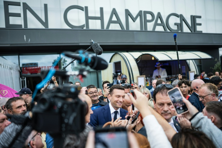 Le président du Rassemblement national, Jordan Bardella (C), lors d'un déplacement à la Foire de de Châlons-en-Champagne, le 29 août 2026  ( AFP / Sameer Al-DOUMY )