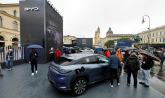 Un véhicule BYD devant le stand du constructeur chinois à Munich, en Allemagne, le 10 septembre 2025 ( AFP / Alexandra BEIER )
